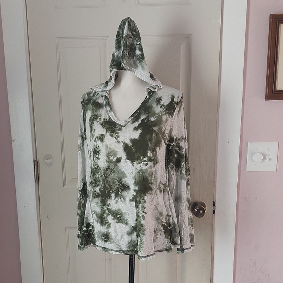 cha cha vente Tops - Cha Cha Vente Green Camo Hooded Long Sleeve Shirt Size 1X